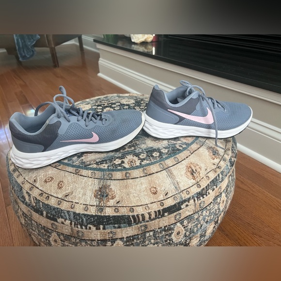 Nike womens running sneakers great condition gray and pink size 9 - Picture 9 of 10